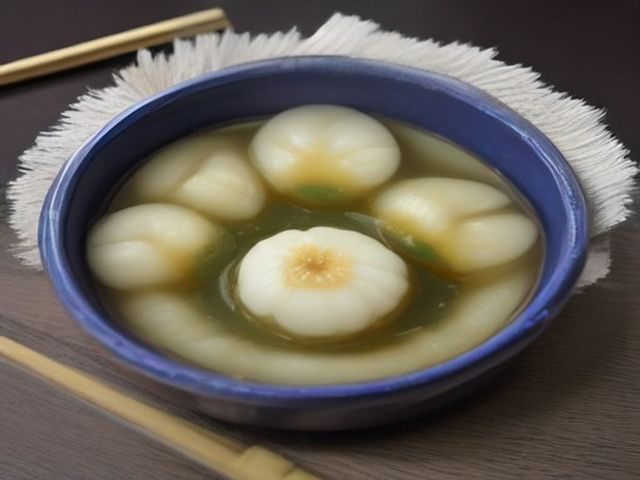 编辑人员在双屏工作站前仔细核对日本一级不卡一二区相关内容的准确性，桌面整洁，笔记本上密密麻麻记录着内容审核要点
