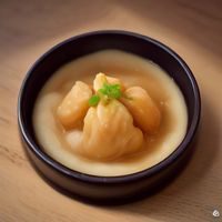 高级编辑陈铭的工作照，戴着眼镜坐在双屏电脑前，屏幕上显示着内容分析数据，表情认真专注